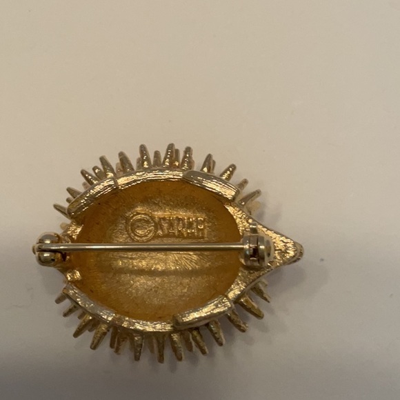 Vintage Sarah Coventry Whimsical Gold Tone Hedgehog Brooch Pin with Brown Eyes - Picture 2 of 9